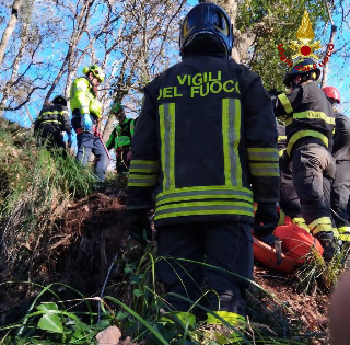 Massignano - Scivola in un burrone per 15 metri, giovane elitrasportato a Torrette